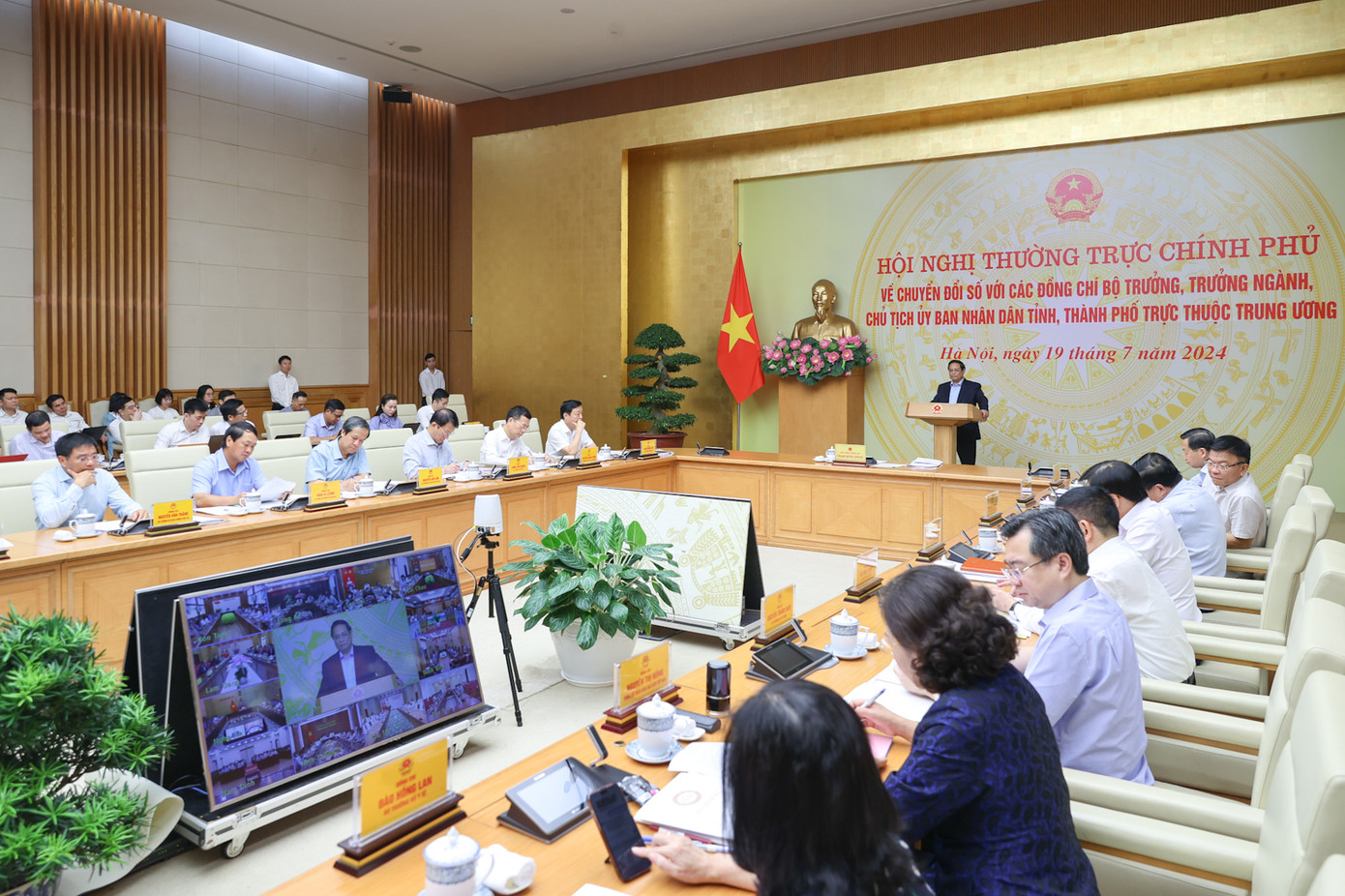 Hội nghị Thường trực Chính phủ với các bộ, ngành, địa phương về chuyển đổi số.