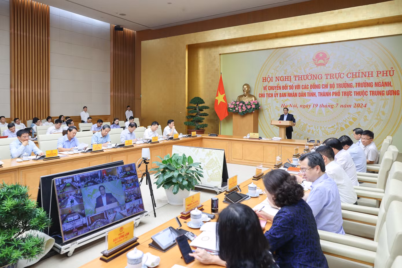 Hội nghị Thường trực Chính phủ với các bộ, ngành, địa phương về chuyển đổi số.