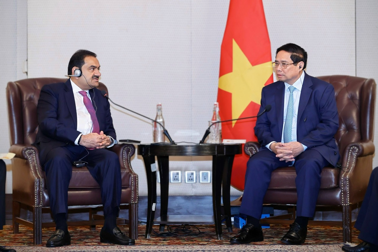 Thủ tướng trao đổi với ông Gautam Adani, Chủ tịch Tập đoàn Adani Ấn Độ. Ảnh: Nhật Bắc.