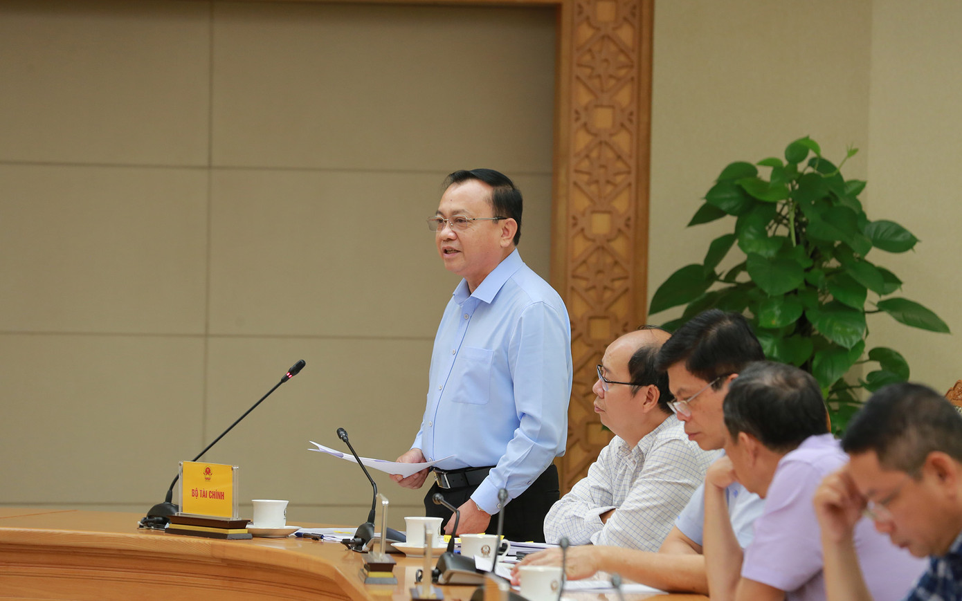 Thứ trưởng Bộ Tài chính Lê Tấn Cận. Thứ trưởng Bộ Tài chính Lê Tấn Cận.