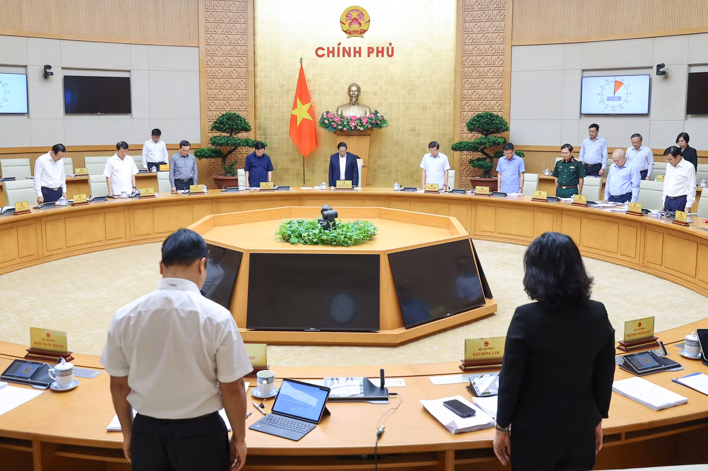 Thủ tướng Phạm Minh Chính và các đại biểu dành phút mặc niệm tưởng nhớ Chủ tịch Hồ Chí Minh vĩ đại, các Anh hùng liệt sĩ và Tổng Bí thư Nguyễn Phú Trọng. (Ảnh: Nhật Bắc)