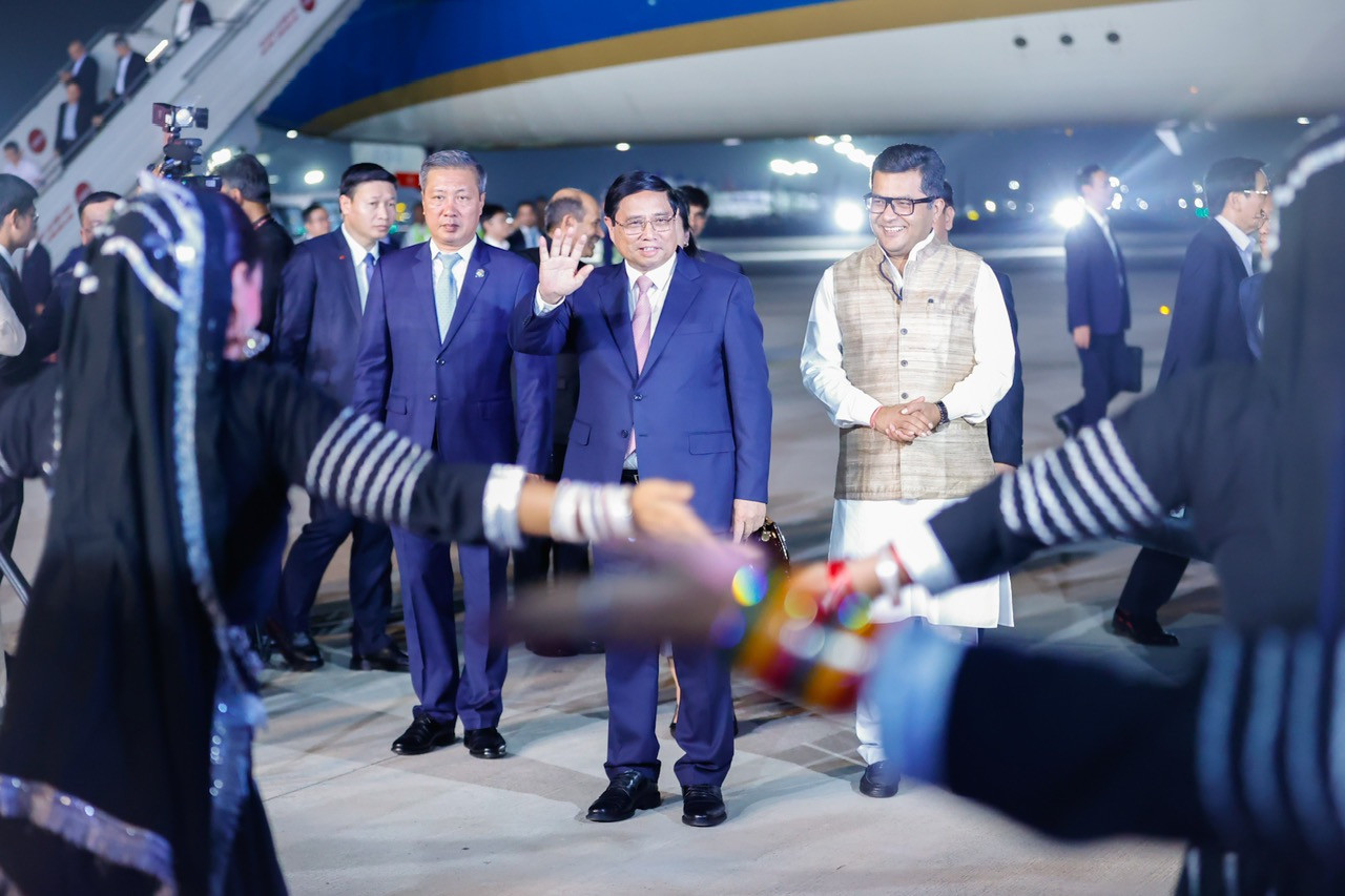 Múa truyền thống chào đón Thủ tướng Phạm Minh Chính tại sân bay Palam. Ảnh: Nhật Bắc