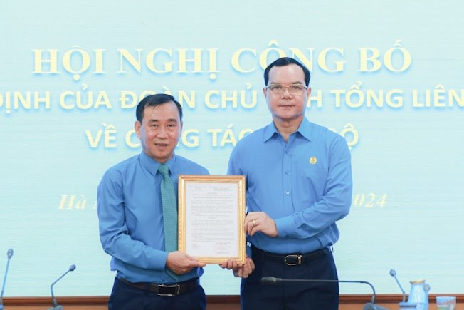 Chủ tịch Tổng LĐLĐVN trao quyết định bổ nhiệm cho ông Nguyễn Văn Bắc. Ảnh: Nguyễn Hải