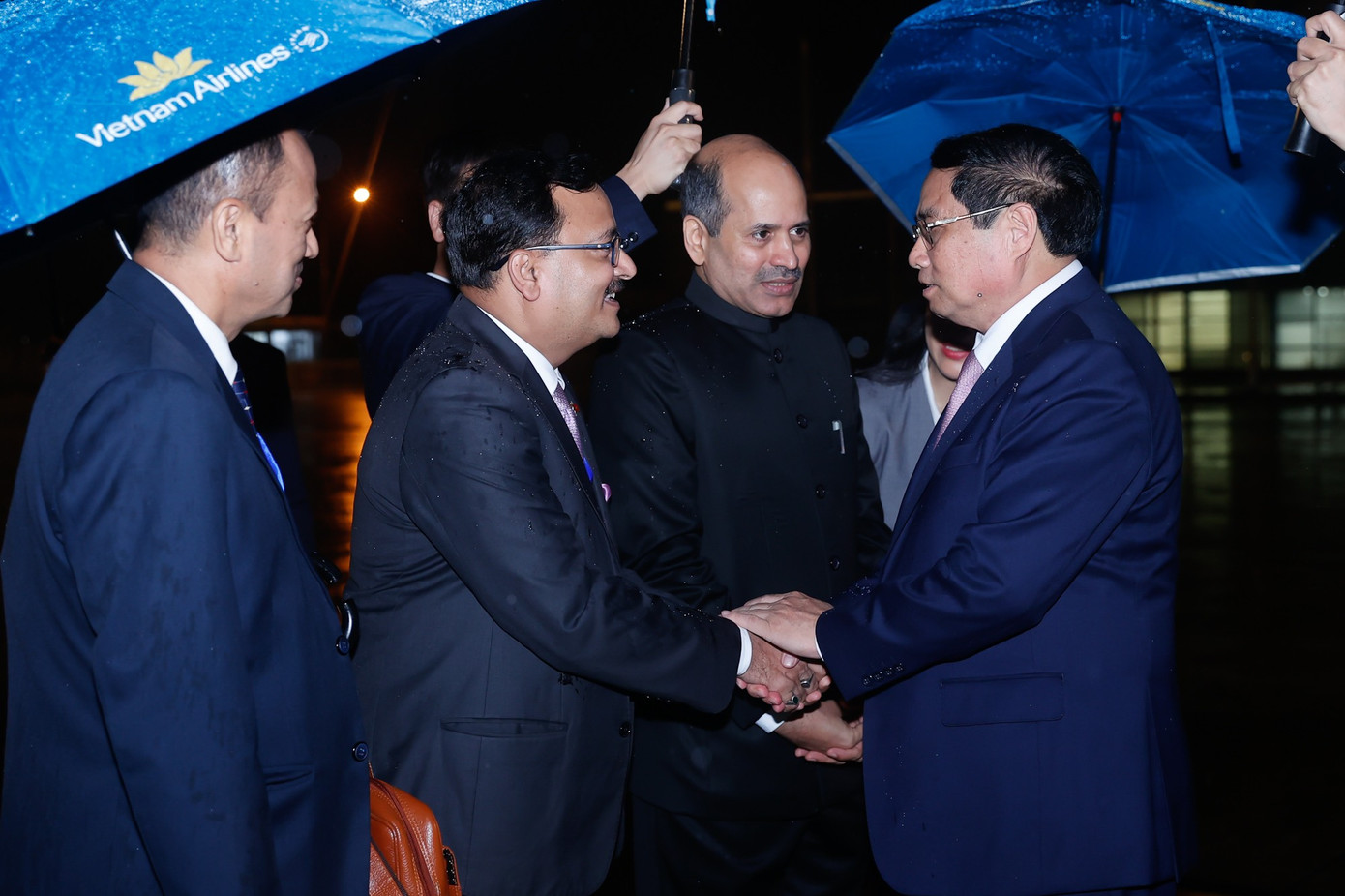 Đại diện Đại sứ quán Ấn Độ tại Việt Nam tiễn Thủ tướng rời sân bay Nội Bài, lên đường thăm cấp Nhà nước tới Ấn Độ.