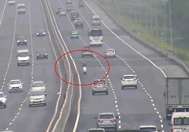 Một trường hợp vi phạm khi điều khiển xe máy đi vào đường cao tốc Một trường hợp vi phạm khi điều khiển xe máy đi vào đường cao tốc