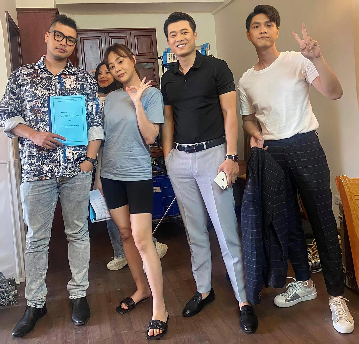 Hậu trường "Hương vị tình thân". Ảnh: FBNV