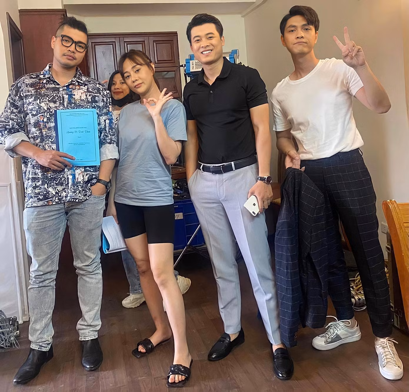 Hậu trường "Hương vị tình thân". Ảnh: FBNV Hậu trường "Hương vị tình thân". Ảnh: FBNV
