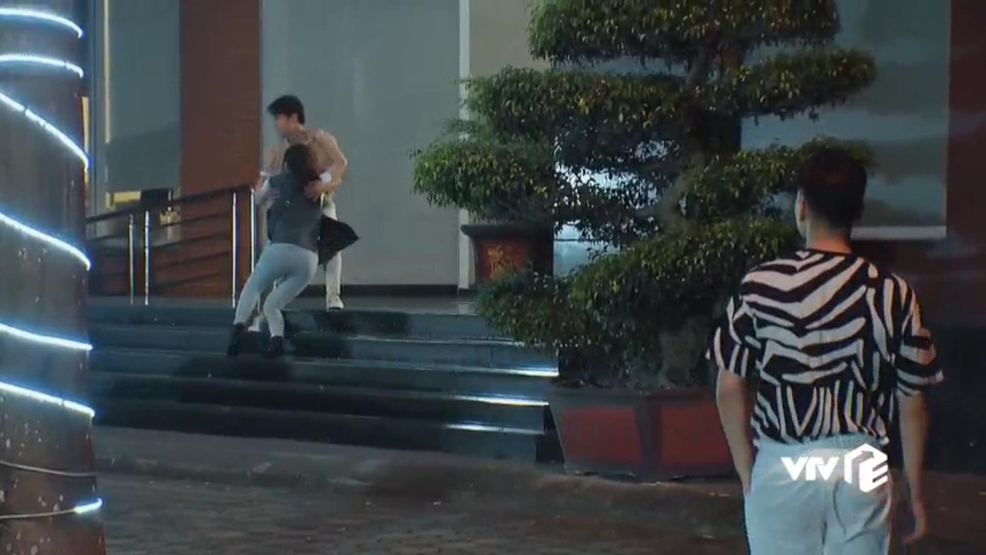 Long bỏ đi sau khi thấy Nam ngã vào vòng tay Phi Long bỏ đi sau khi thấy Nam ngã vào vòng tay Phi