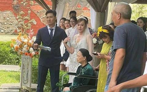 Bức ảnh rò rỉ về hậu trường đám cưới của Long và Nam Bức ảnh rò rỉ về hậu trường đám cưới của Long và Nam