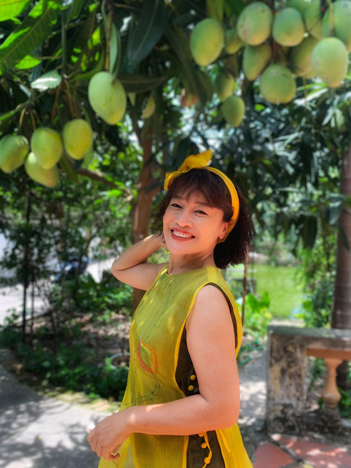 Tấm ảnh hớn hở của bà Bích (Tú Oanh) khi chuẩn bị cho đám cưới Nam-Long. Ảnh: FBNV