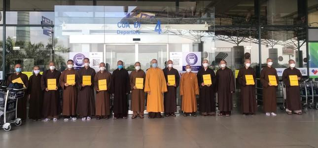 Đoàn tăng sư đầu tiên từ Bắc vào Nam tiếp sức cho tuyến đầu chống dịch Đoàn tăng sư đầu tiên từ Bắc vào Nam tiếp sức cho tuyến đầu chống dịch