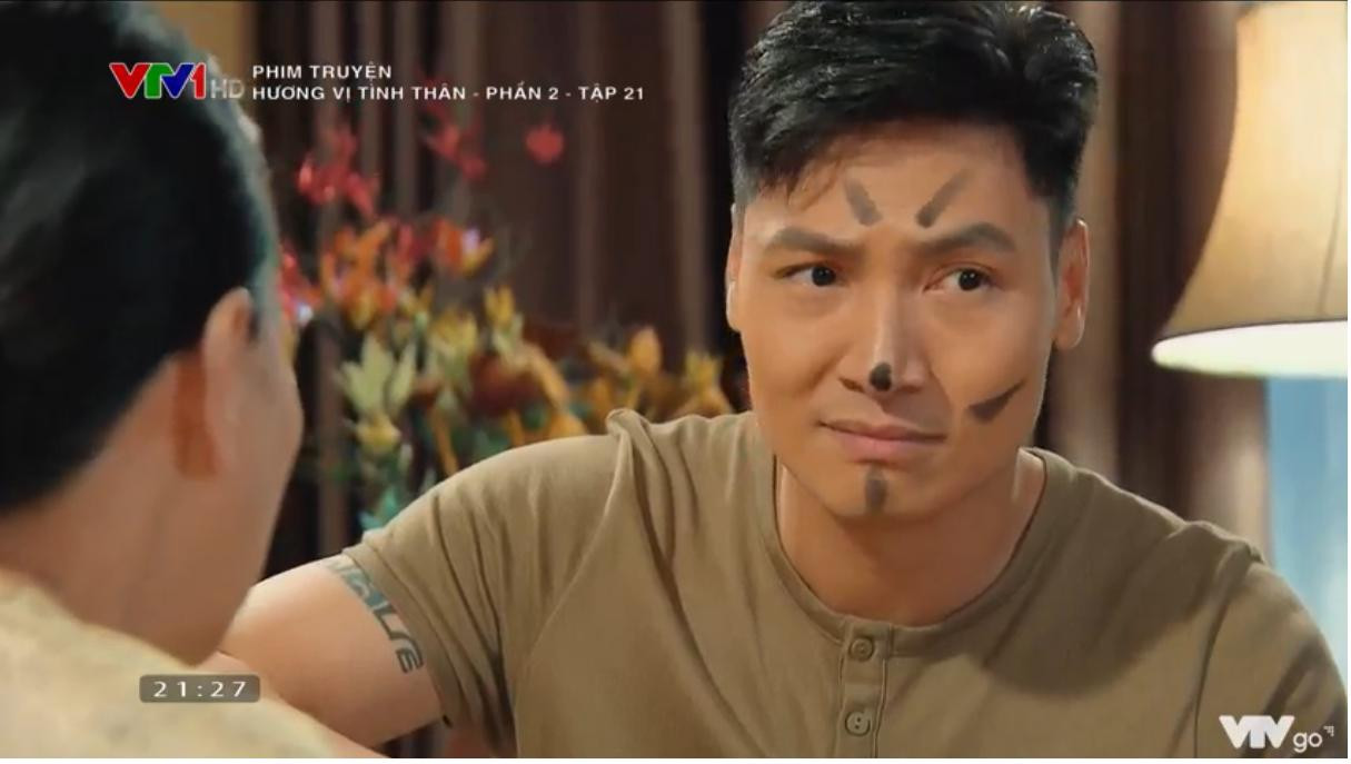 Bà đưa đồ ăn bảo Long mang sang cho Nam