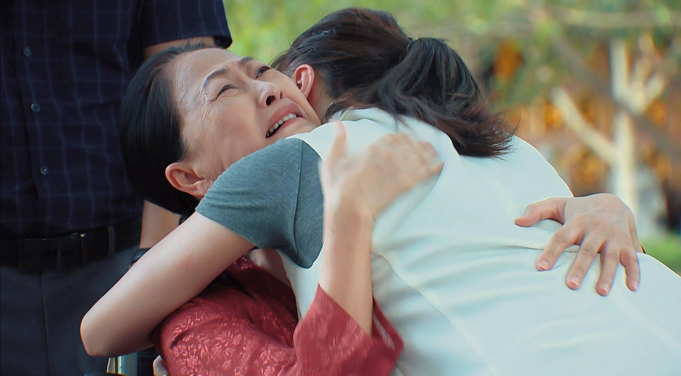 Bà Dần mừng mừng tủi tủi khi nhìn thấy Nam