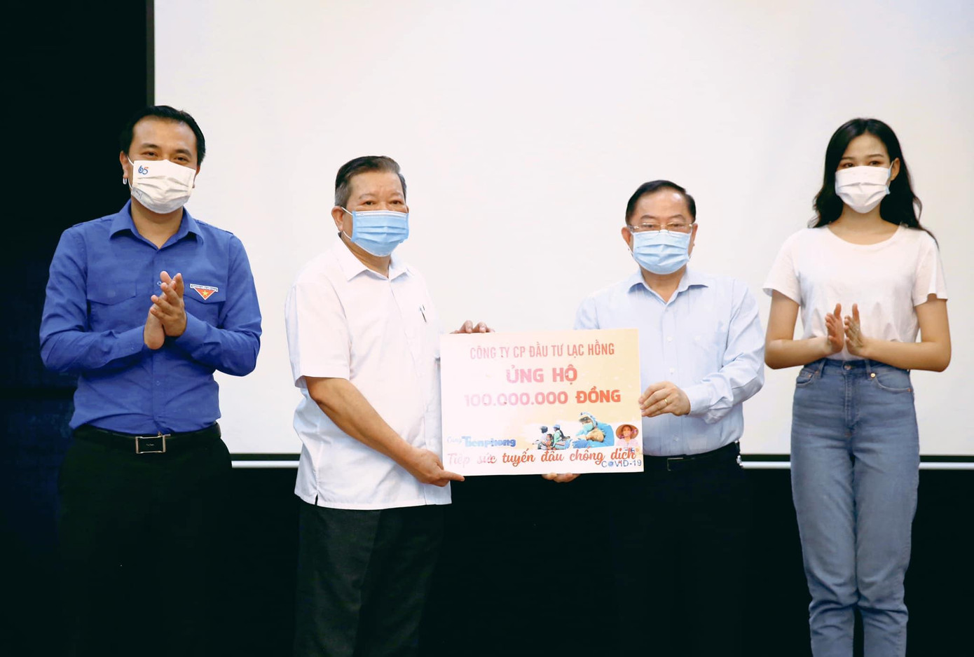 Báo Tiền Phong tiếp nhận những tấm lòng của các nhà hảo tâm trong lễ phát động sáng 23/8