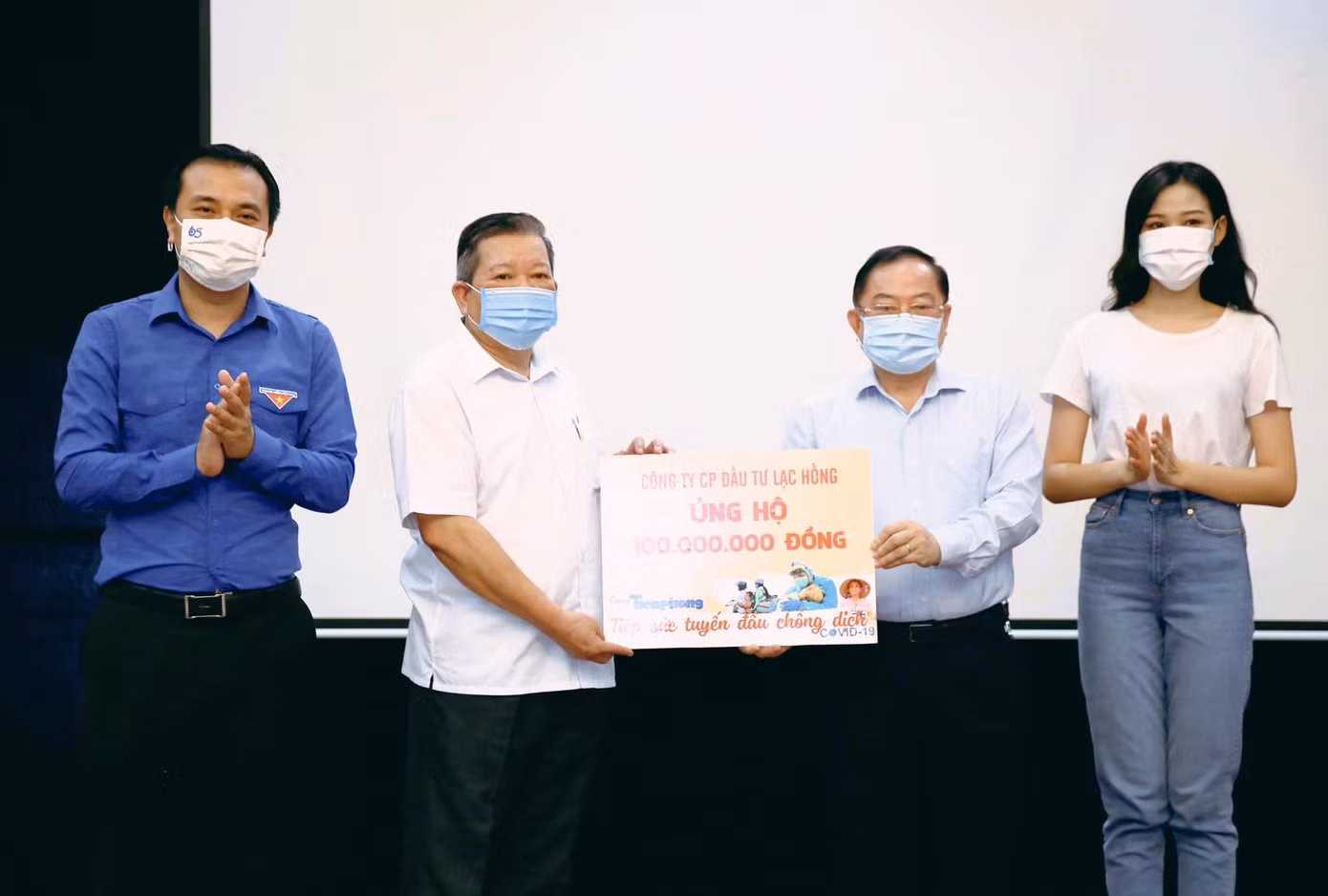 Báo Tiền Phong tiếp nhận những tấm lòng của các nhà hảo tâm trong lễ phát động sáng 23/8