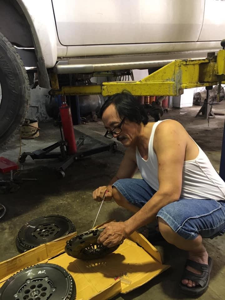Nghệ sĩ Giang Còi không nề hà việc sửa chữa từ đồ điện trong nhà cho tới xe cộ