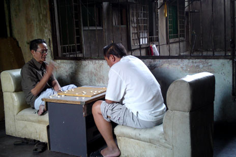 Cuộc sống lặng lẽ của những người đang bám trụ lại chung cư 727