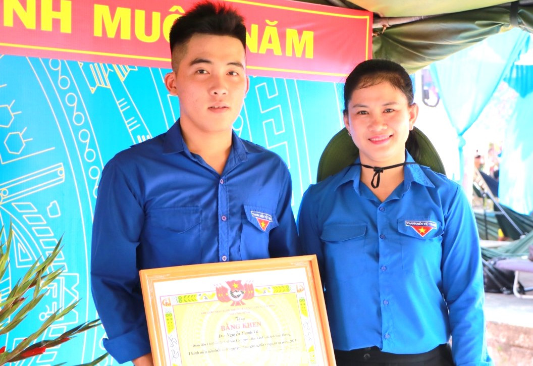 Tỉnh Đoàn Bình Dương tặng bằng khen cho Nguyễn Thanh Vũ