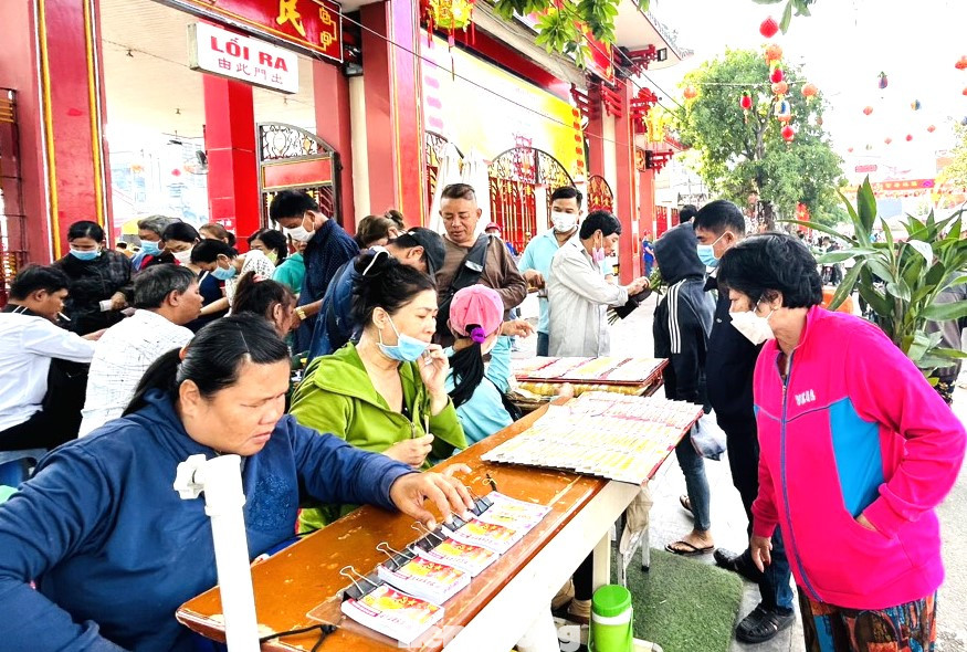 Khu vực Miếu Bà Thiên Hậu cũng bố trí điểm bán vé số cho người khuyết tật, đảm bảo an ninh trật tự.