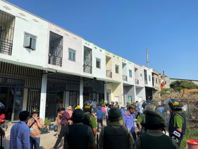 Lực lượng chức năng tiến hành cưỡng chế công trình vi phạm