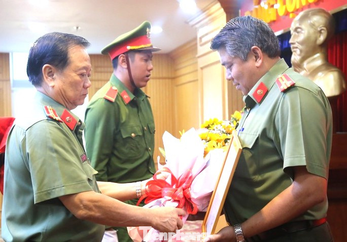 Công an tỉnh Bình Dương trao các quyết định điều động, bổ nhiệm cán bộ Công an tỉnh Bình Dương trao các quyết định điều động, bổ nhiệm cán bộ