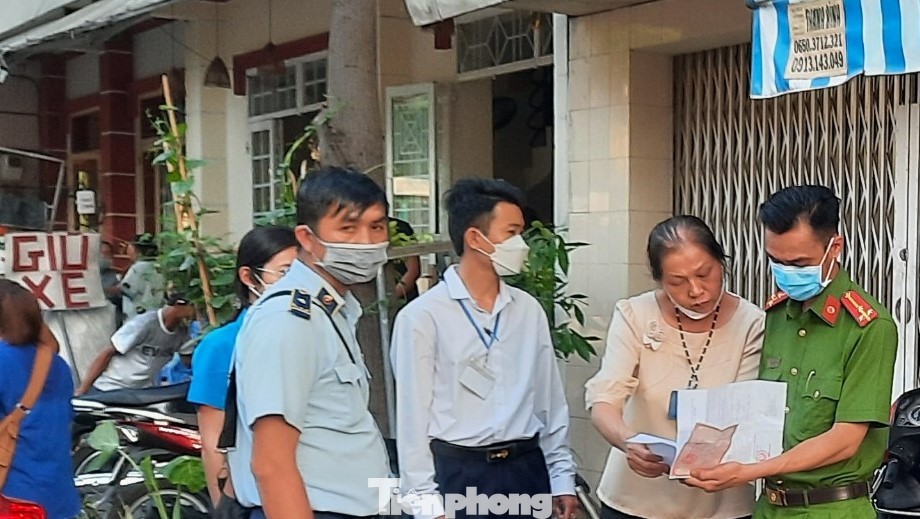 Lực lượng chức năng nhắc nhở các cơ sở giữ xe thu tiền đúng giá quy định trong dịp lễ