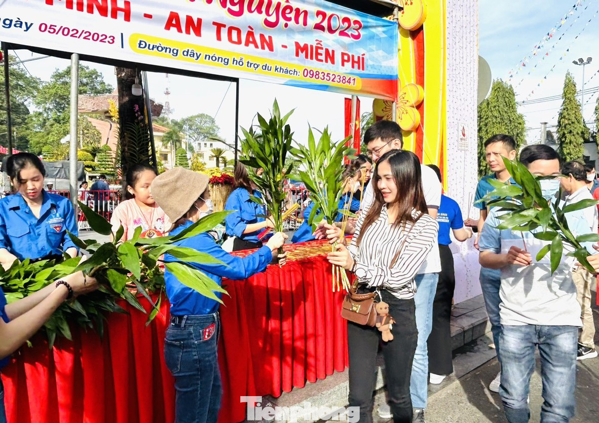 Từ nhang, cây phát tài được phát cho mọi người vào miếu viếng đến đồ ăn, nước uống, khăn lạnh, vá xe, wifi… đều được phục vụ miễn phí.