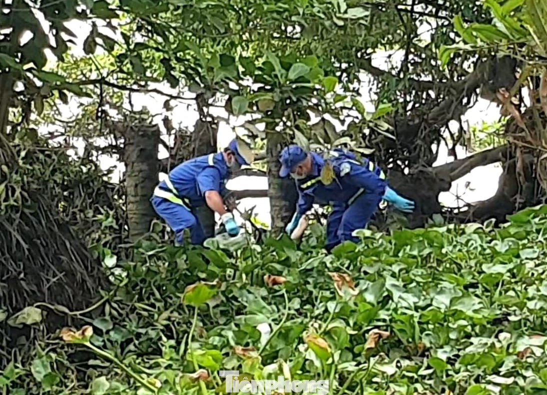 Lực lượng chức năng trục vớt thi thể nạn nhân Lực lượng chức năng trục vớt thi thể nạn nhân