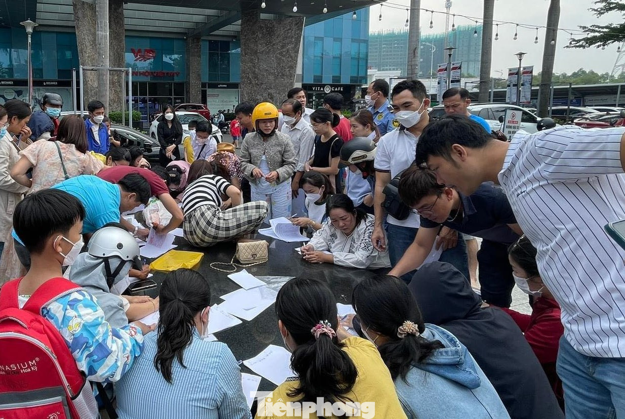 Phụ huynh học sinh tập trung viết đơn tố cáo Trung tâm Anh ngữ Apax Leaders cơ sở Bình Dương Phụ huynh học sinh tập trung viết đơn tố cáo Trung tâm Anh ngữ Apax Leaders cơ sở Bình Dương