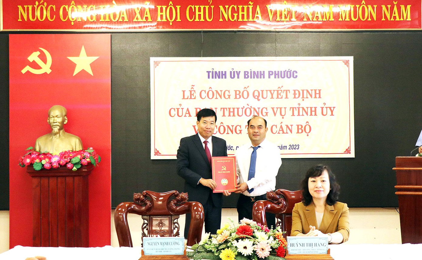 Ông Nguyễn Tấn Hải (bìa phải) nhận quyết định điều động, bổ nhiệm giữ chức vụ Phó Bí thư Đảng đoàn HĐND tỉnh Bình Phước Ông Nguyễn Tấn Hải (bìa phải) nhận quyết định điều động, bổ nhiệm giữ chức vụ Phó Bí thư Đảng đoàn HĐND tỉnh Bình Phước