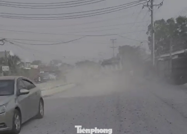 Các phương tiện lưu thông qua lại nhiều, trong khi đường không tưới nước khiến bụi bay mịt mù Các phương tiện lưu thông qua lại nhiều, trong khi đường không tưới nước khiến bụi bay mịt mù