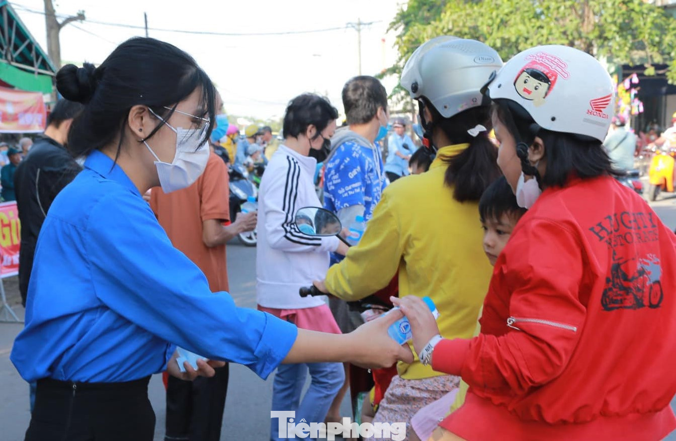 Người dân được phát nước, khăn lạnh miễn phí.