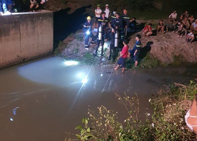 Người nhái đến hiện trường tìm kiếm nạn nhân