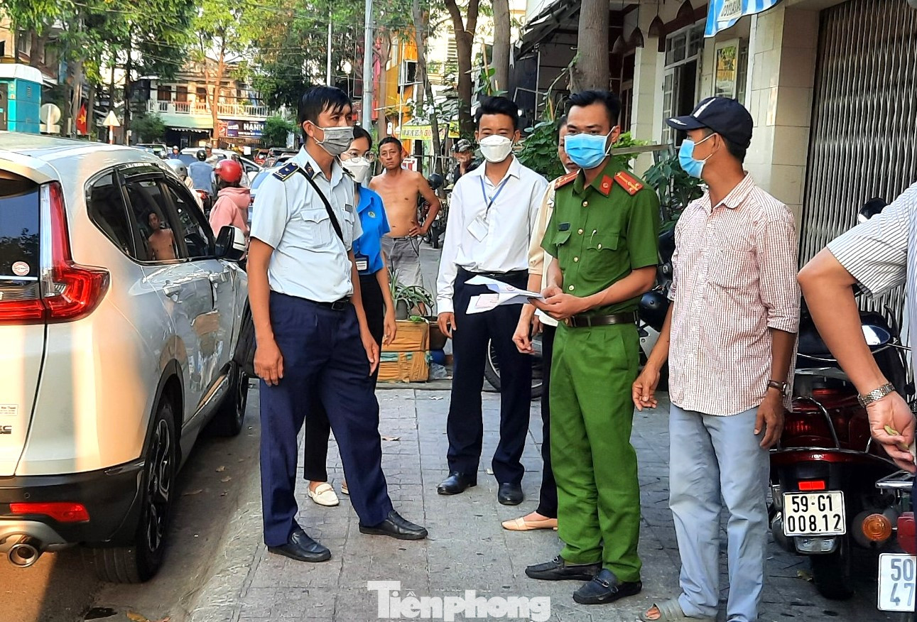 Lực lượng chức năng kiểm tra cơ sở giữ xe