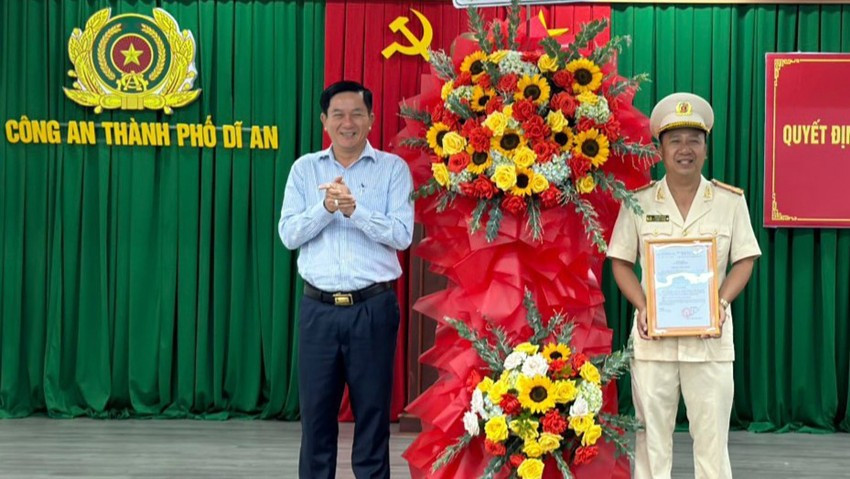 Thượng tá Đàm Bảo Quân (bìa phải) nhận quyết định bổ nhiệm.