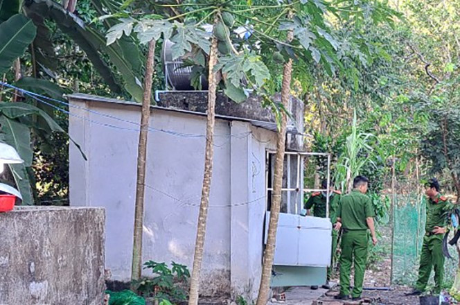 Công an khám nghiệm hiện trường