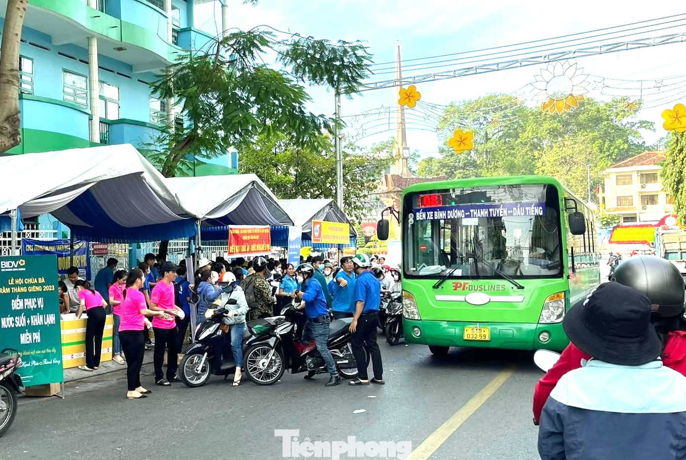 Thành phố Thủ Dầu Một tổ chức nhiều đội, nhóm phục vụ người dân, du khách tại khu vực Miếu Bà Thiên Hậu.
