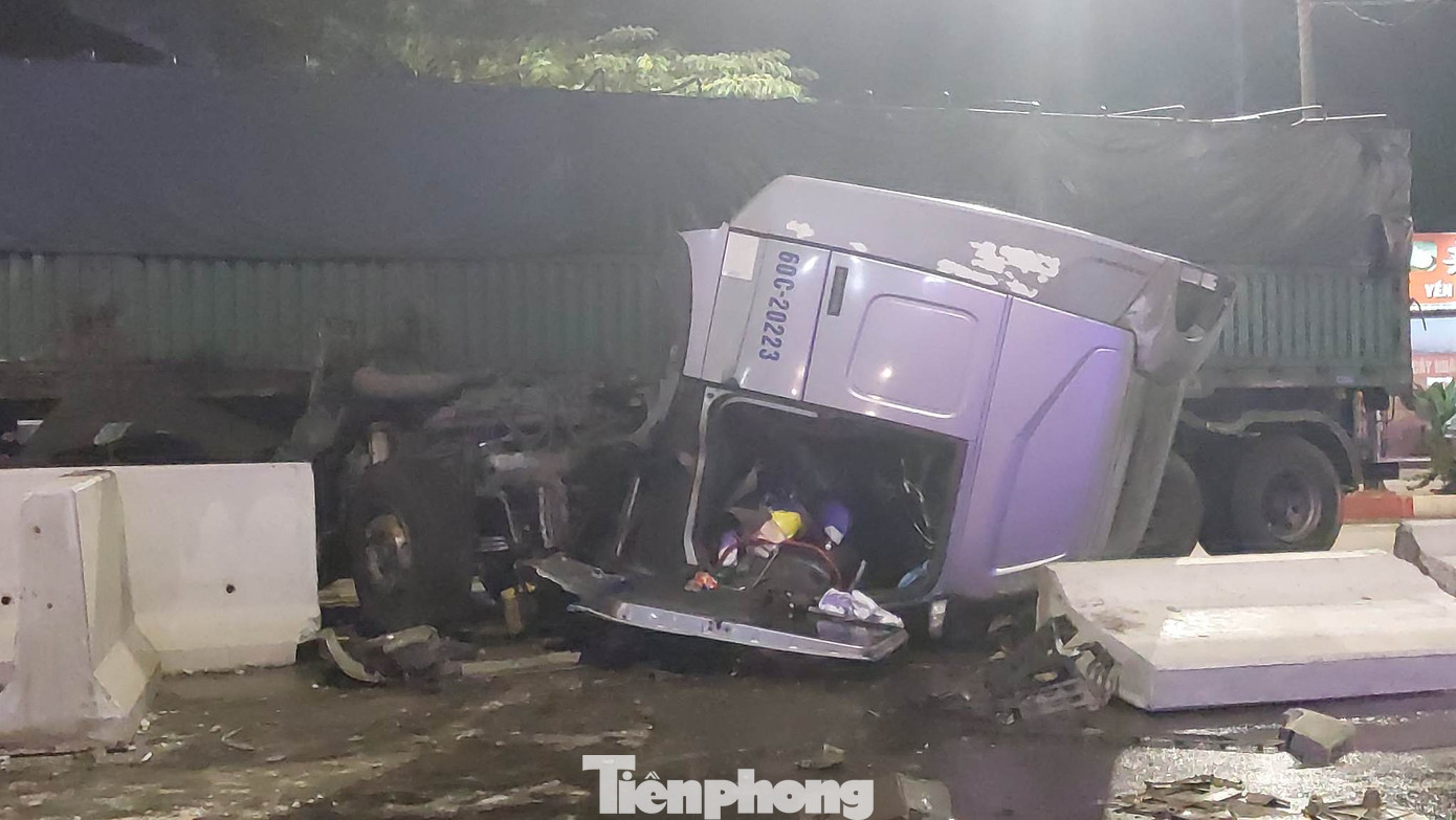 Đầu xe tách rời, lăn giữa đường Đầu xe tách rời, lăn giữa đường