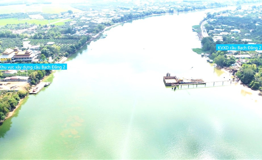 Năm 2022, Bình Dương khởi công cầu Bạch Đằng 2 vượt sông Đồng Nai tạo thêm hướng kết nối thành phố Biên Hòa, sân bay Long Thành, cảng quốc tế Cái Mép - Thị Vải. Dự án gồm cầu và đường nối có quy mô 4 làn xe, với tổng mức đầu tư gần 500 tỷ đồng, dự kiến đi vào hoạt động năm 2023. Đây cũng chính là tuyến giao thông có ý nghĩa đặc biệt để thành phố Tân Uyên phát huy hết tiềm năng phát triển kinh tế, xã hội.