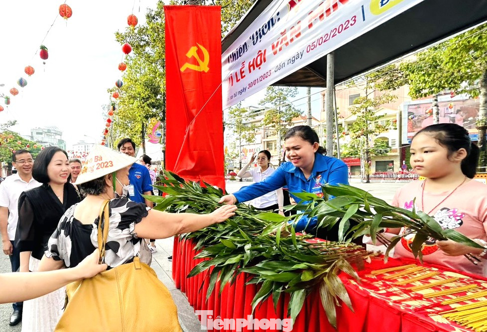Người dân, du khách đến Miếu Bà Thiên Hậu được các bạn đoàn viên thanh niên phát hoa tươi, nhang... miễn phí.