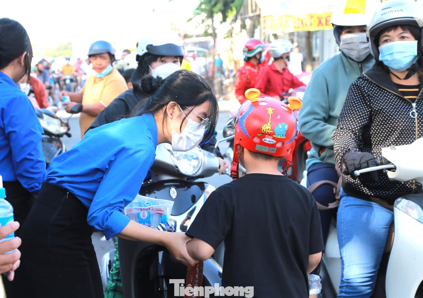 Các Đoàn viên thanh niên trên địa bàn thành phố Thủ Dầu Một được huy động để hướng dẫn, phục vụ người dân, du khách dịp lễ Rằm tháng Giêng.