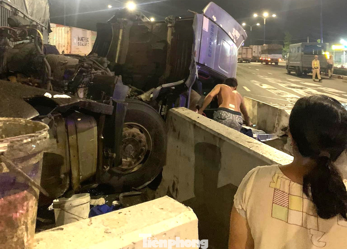 Đầu xe biến dạng sau tai nạn Đầu xe biến dạng sau tai nạn