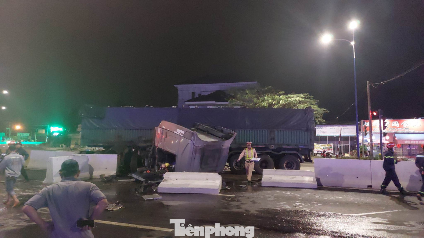 Lực lượng chức năng khám nghiệm hiện trường Lực lượng chức năng khám nghiệm hiện trường