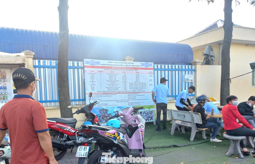 Ông Phạm Văn Tuyên - Phó Giám đốc Sở LĐTB-XH tỉnh Bình Dương cho biết, Sở đã chỉ đạo Trung tâm Dịch vụ việc làm tỉnh đẩy mạnh công tác thông tin thị trường lao động, tăng cường nắm bắt nhu cầu lao động của các doanh nghiệp để kết nối cung cầu, giới thiệu lao động đến doanh nghiệp nộp hồ sơ ngay trong ngày. Tỉnh còn tổ chức các phiên giao dịch việc làm, thực hiện các chế độ hỗ trợ người lao động từ chính sách bảo hiểm thất nghiệp nhằm giúp người lao động sớm tìm được việc làm mới, ổn định cuộc sống.