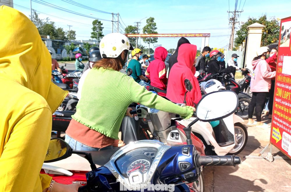 Người lao động đi nộp hồ sơ xin việc làm tại Bình Dương sau Tết Nguyên đán 2023.