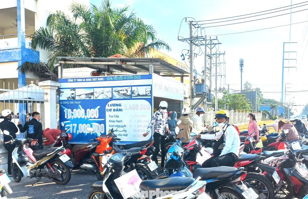 Theo đánh giá của một số công ty môi giới việc làm, nhu cầu tuyển dụng lao động của các doanh nghiệp dịp đầu năm tại Bình Dương cơ bản được đáp ứng. "Thực tế cho thấy những ngày qua, số lượng người nộp hồ sơ xin việc làm đông, đây là tín hiệu vui cho những doanh nghiệp cần người”, ông Hoàng Thanh Dũng, Giám đốc Kinh doanh Công ty TNHH Giải pháp nguồn nhân lực 24H cho biết.