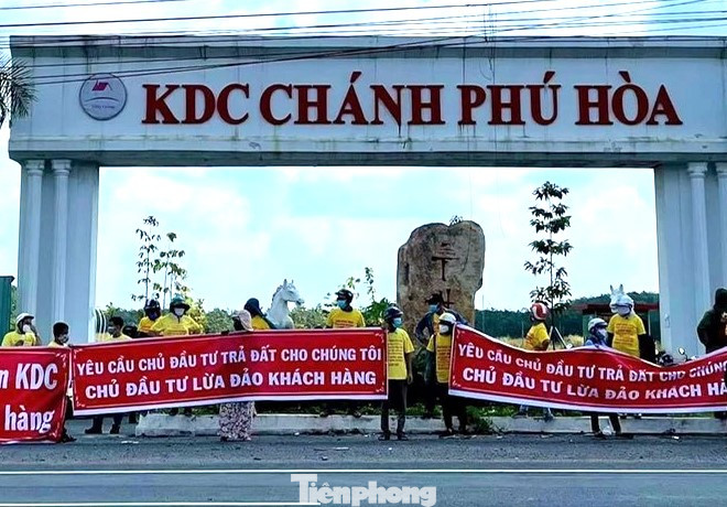 Khách hàng treo băng rôn đòi quyền lợi tại dự án Khu dân cư Chánh Phú Hòa Khách hàng treo băng rôn đòi quyền lợi tại dự án Khu dân cư Chánh Phú Hòa