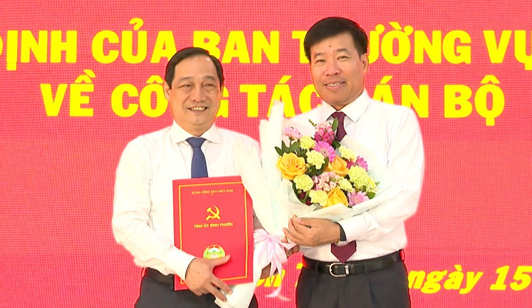 Ông Lê Hoàng Lâm (bìa trái) nhận quyết định điều động, bổ nhiệm giữ chức vụ Bí thư Thị ủy Chơn Thành Ông Lê Hoàng Lâm (bìa trái) nhận quyết định điều động, bổ nhiệm giữ chức vụ Bí thư Thị ủy Chơn Thành