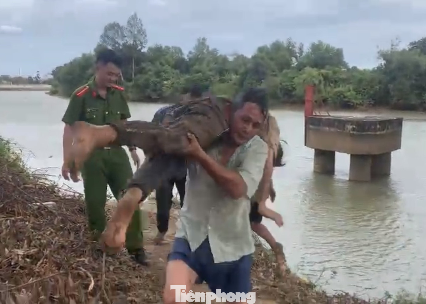 Trước đó, vào ngày 6/1/2023 bé gái đã nhảy sông và được cứu sống