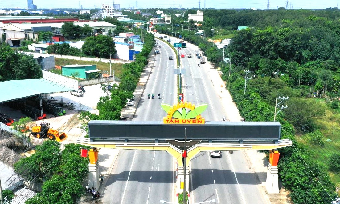 Là đầu mối giao thương quan trọng của tỉnh, Tân Uyên có vị trí trung tâm nối liền các thành phố Thủ Dầu Một, Thuận An, Dĩ An, mạng lưới liên kết vùng hoàn thiện đến TP.HCM, Đồng Nai qua các tuyến giao thông huyết mạch như đường Mỹ Phước - Tân Vạn, Quốc lộ 13, ĐT 743, ĐT 746.